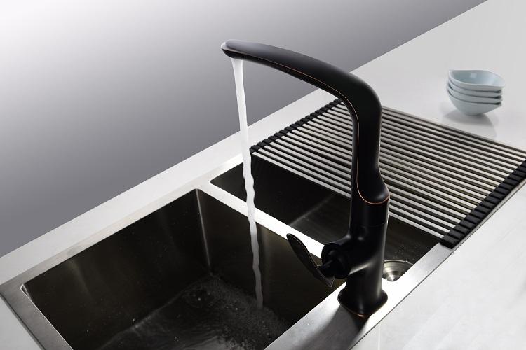 Grifo de recipiente moderno en blanco y negro