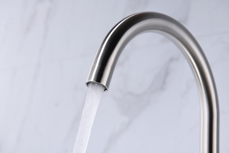 Venta al por mayor de gama alta 304 grifo de fregadero de cuello largo montado en escritorio grifo de cocina de acero inoxidable keukenkraan con doble manija