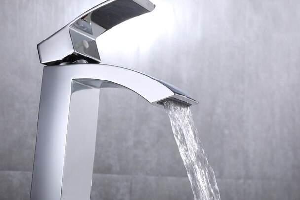 Grifo monomando para lavabo de agua fría y caliente de latón