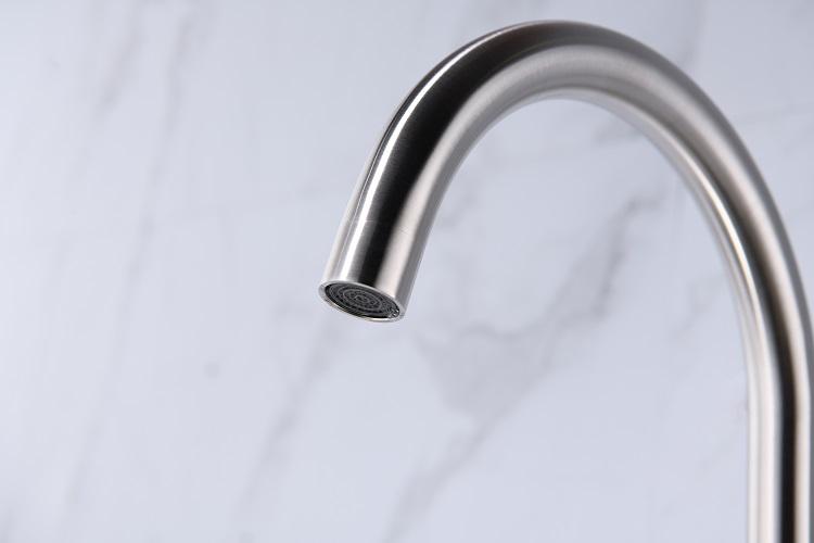 Venta al por mayor de gama alta 304 grifo de fregadero de cuello largo montado en escritorio grifo de cocina de acero inoxidable keukenkraan con doble manija